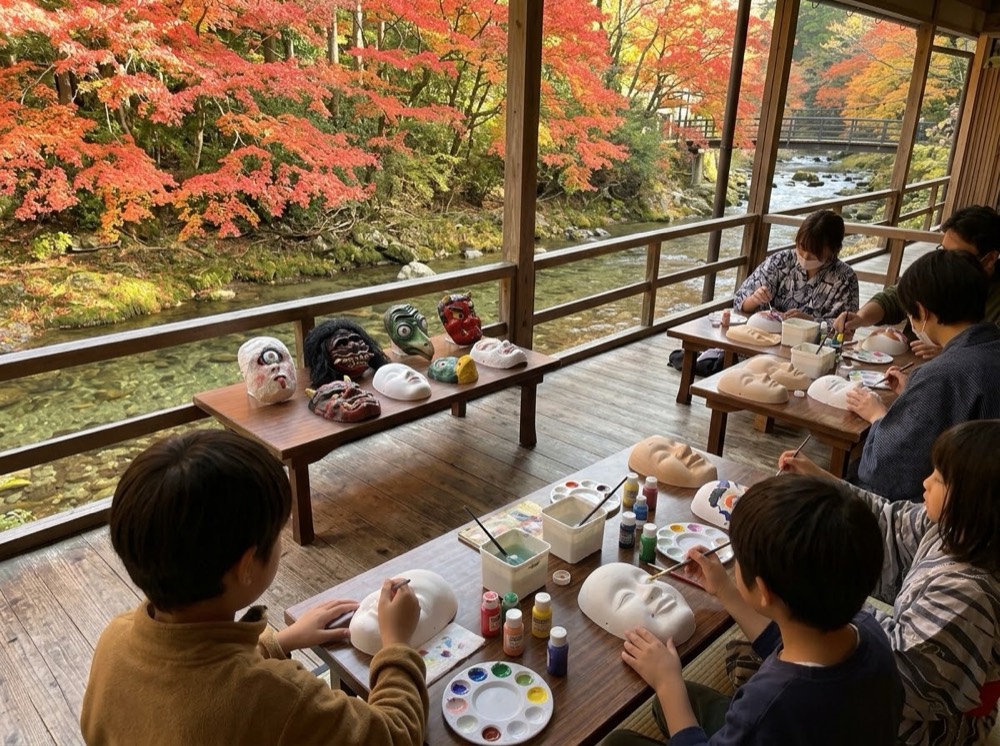 川床で白いお面に色を塗る子どもたちと、完成した妖怪のお面（妖怪お面作りのイメージ）